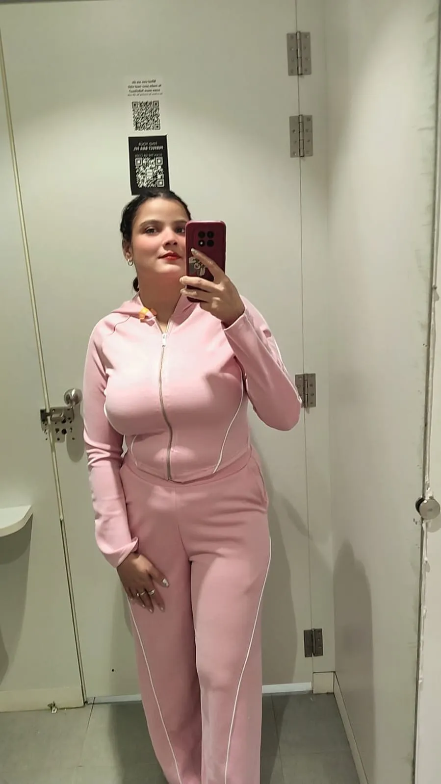 Mia young college girl escort service Hyderabad